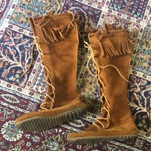Minnetonka suede fringe boots